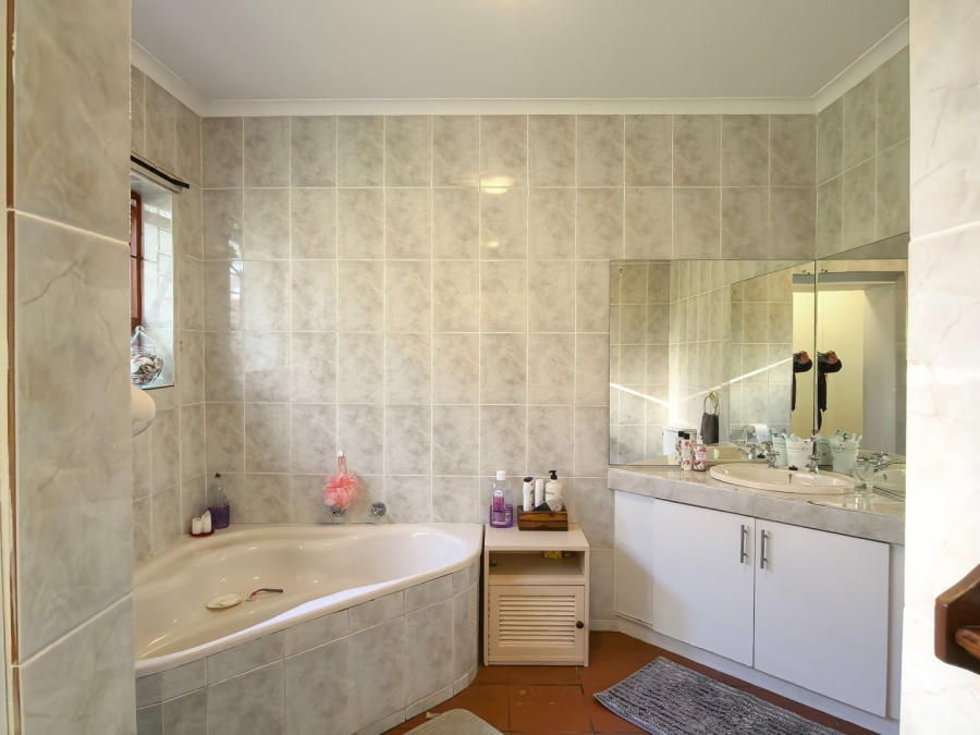 4 Bedroom Property for Sale in Heather Park Western Cape